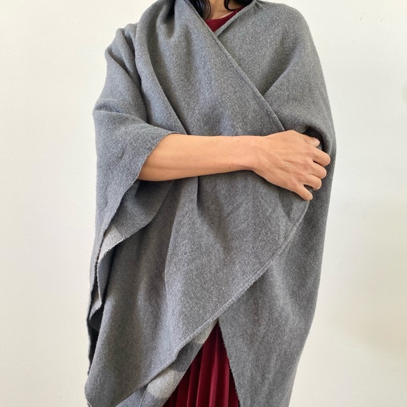 GORGEOUS Burberry grey to checkered reversible cape wrap. Wool! AMAZING 💕 - Picture 3 of 5